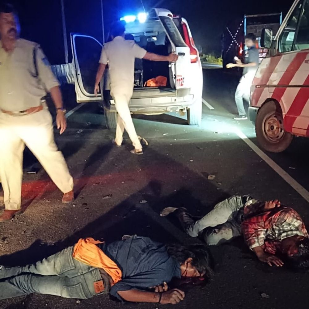 शिवपुरी एनएच-46 पर हादसा, एक की मौत, दूसरा गंभीर:रात में अज्ञात वाहन ने बाइक को मारी टक्कर; बारात से लौट रहे थे दोनों युवक