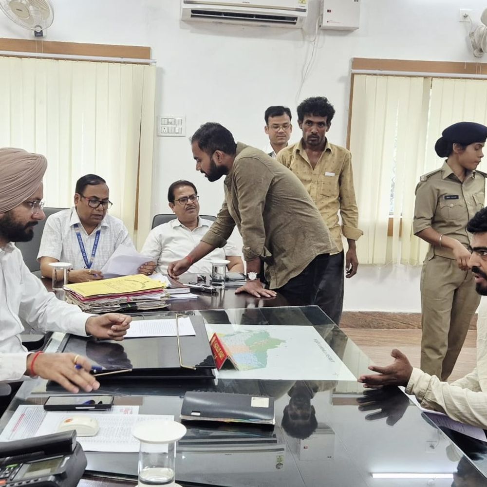 बेतिया में DM ने सुनी 30 शिकायतें:मौके पर कई मामलों का समाधान, अधिकारियों को सख्त निर्देश, तय समय में निपटाने का आदेश