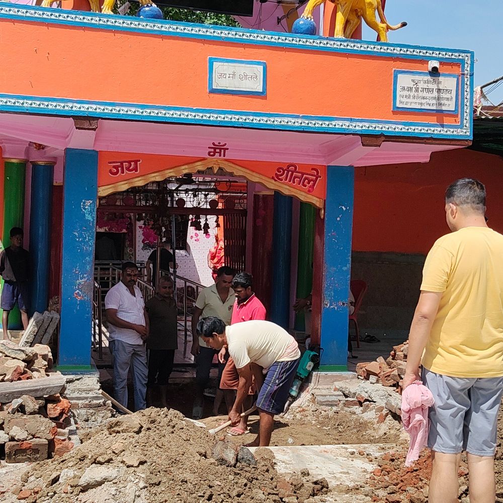 प्रशासनिक सख्ती से बदलेगी मघड़ा शीतला मंदिर की सूरत:सीढ़ी की जगह बन रहा रैंप, श्रद्धालु सीधे गर्भगृह की ओर नहीं जा सकेंगे; तालाब के पास बैरिकेडिंग