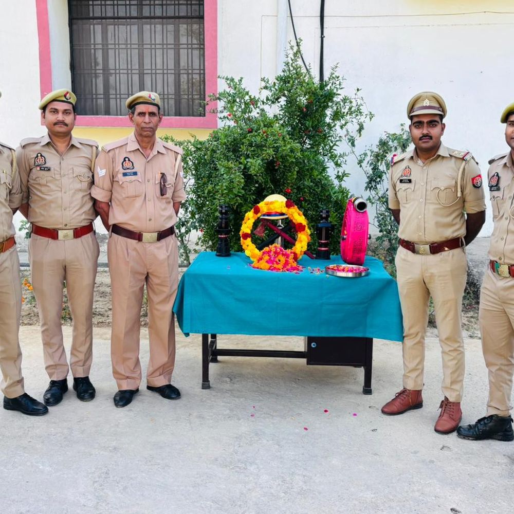 अग्निशमन सेवा दिवस पर श्रद्धांजलि और जागरूकता रैली:जौनपुर में शहीद दमकलकर्मियों को किया गया याद