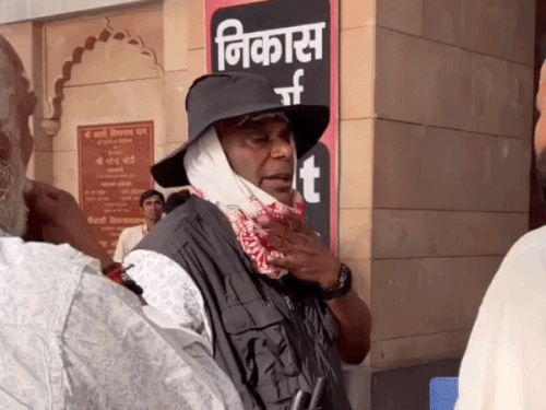 अभिनेता आशीष विद्यार्थी बाबा विश्वनाथ के दरबार में पहुंचे:सड़क पर खड़े होकर टमाटर चाट खाई…वीडियो बनाया, बोले- जीवंत शहर है काशी