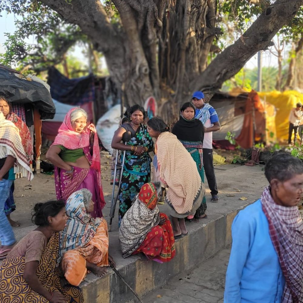 राजगीर में ट्रक के झटके से पेड़ की टहनी गिरी:फुटपाथ पर सो रहे मासूम की दबकर मौत, लोगों ने प्रशासन पर लापरवाही का लगाया आरोप