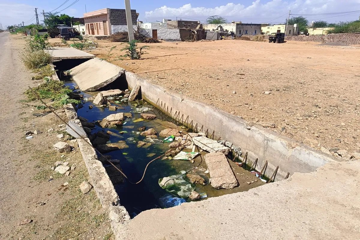 रामदेवरा हाईवे पर जर्जर नाले, खुले तार हादसे का बढ़ता खतरा