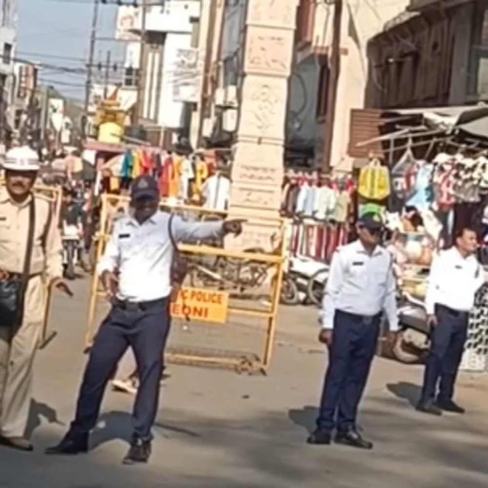 बुधवारी बाजार में अवैध पार्किंग पर कार्रवाई:20 वाहनों चालान कटे; सड़क पर सामान फैलाने वाले दुकानदारों को चेतावनी दी