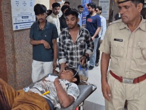 चलती ट्रेन से उतरना पड़ा भारी, किशोर का पैर कटा:अजमेर में आगरा फोर्ट ट्रेन से हादसा, दोस्तों के साथ घूमने गया था