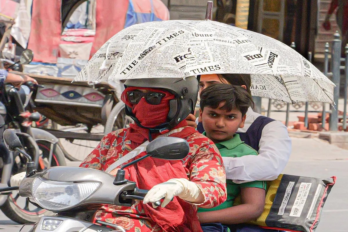UP Heatwave: उत्तर प्रदेश में गर्मी का कहर: लखनऊ 42.9 डिग्री पर पहुंचा, लू से लोग बेहाल