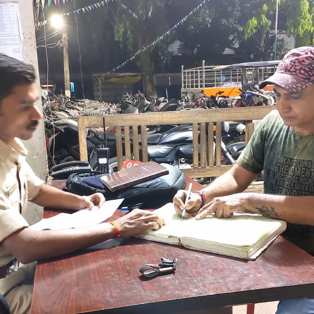 सहरसा में वीडियोग्राफर से 4.25 लाख की चोरी:अस्थायी कर्मचारी कैमरा-लेंस लेकर फरार, 20 दिन पहले चुरा ली थी कमरे की चाबी