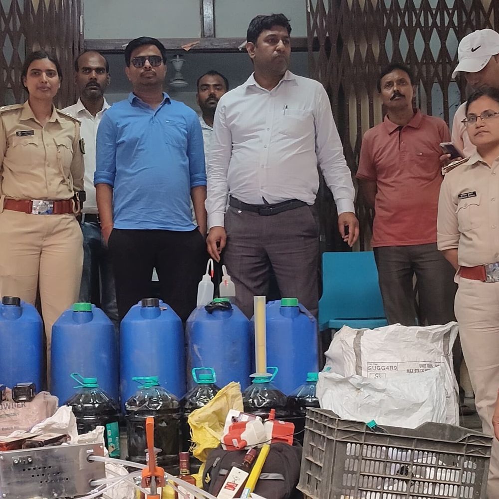 नालंदा में 141 लीटर शराब जब्त:मानपुर-इटौरा की सीमा पर रेड, नदी किनारे चल रही थी अवैध फैक्ट्री