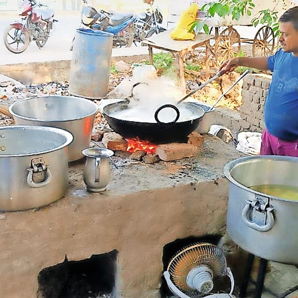 लकड़ी व कोयले का खाना गैस से सस्ता तो पड़ता ही है, इसके साथ ही दोनों के स्वाद में भी बहुत अंतर है