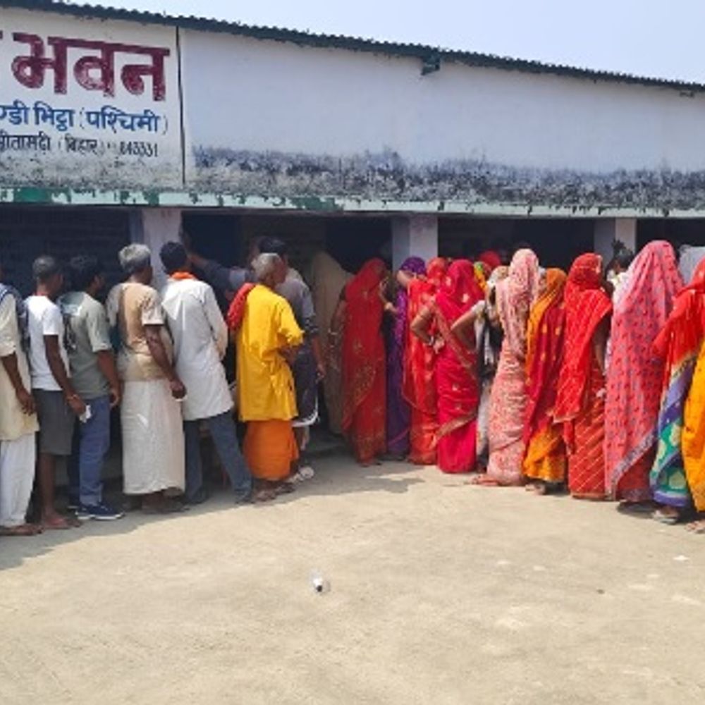 कड़ी सुरक्षा के बीच वोटरों ने दिखाई ताकत, कहीं महिलाओं का रहा दबदबा तो कहीं प्रशासन की मुस्तैदी