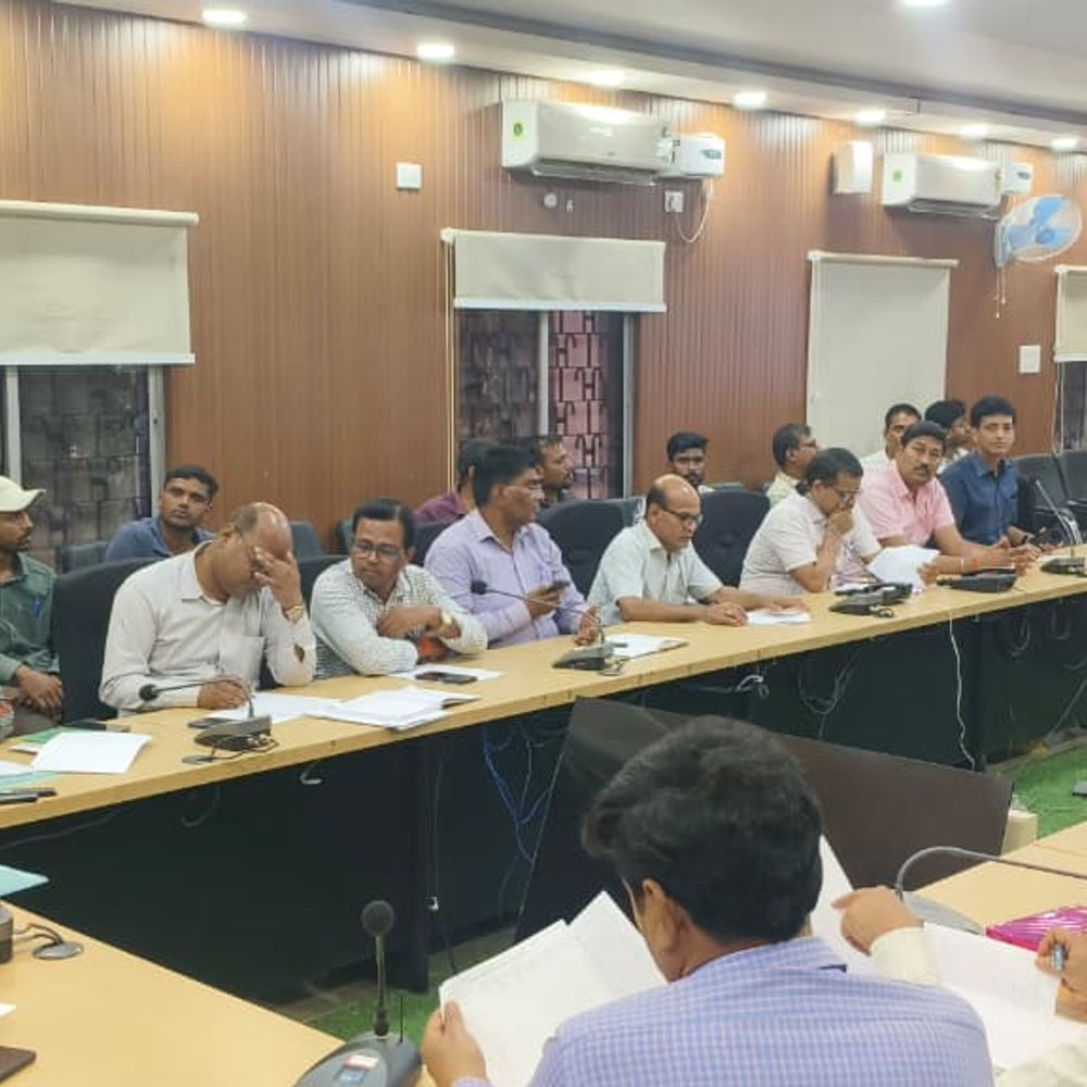 कलेक्ट्रेट स्थित विमर्श कक्ष में अपर समाहर्ता की अध्यक्षता में रोजगार सृजन कार्यक्रम की समीक्षा