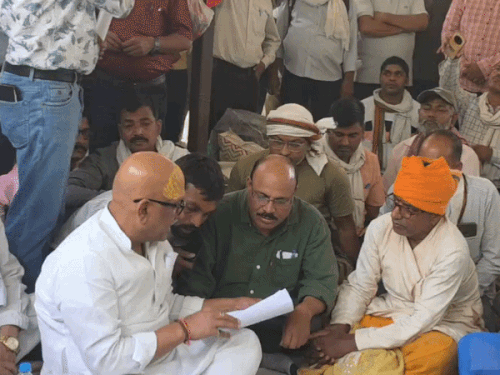 BHU के संविदा कर्मचारियों को कांग्रेस का मिला समर्थन:अजय राय बोले- महिलाएं धरने पर हैं और BJP नारी सम्मान की बात कर रही,अबतक 2 महिलाओं का तबयत बिगड़ा