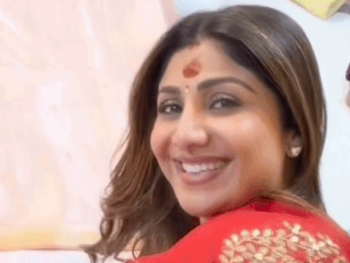 अभिनेत्री शिल्पा शेट्टी को पसंद आई बनारसी साड़ी:मां संग बाबा विश्वनाथ और माता विंध्‍यवासिनी का किया दर्शन, बनारसी लस्सी का स्वाद चखा