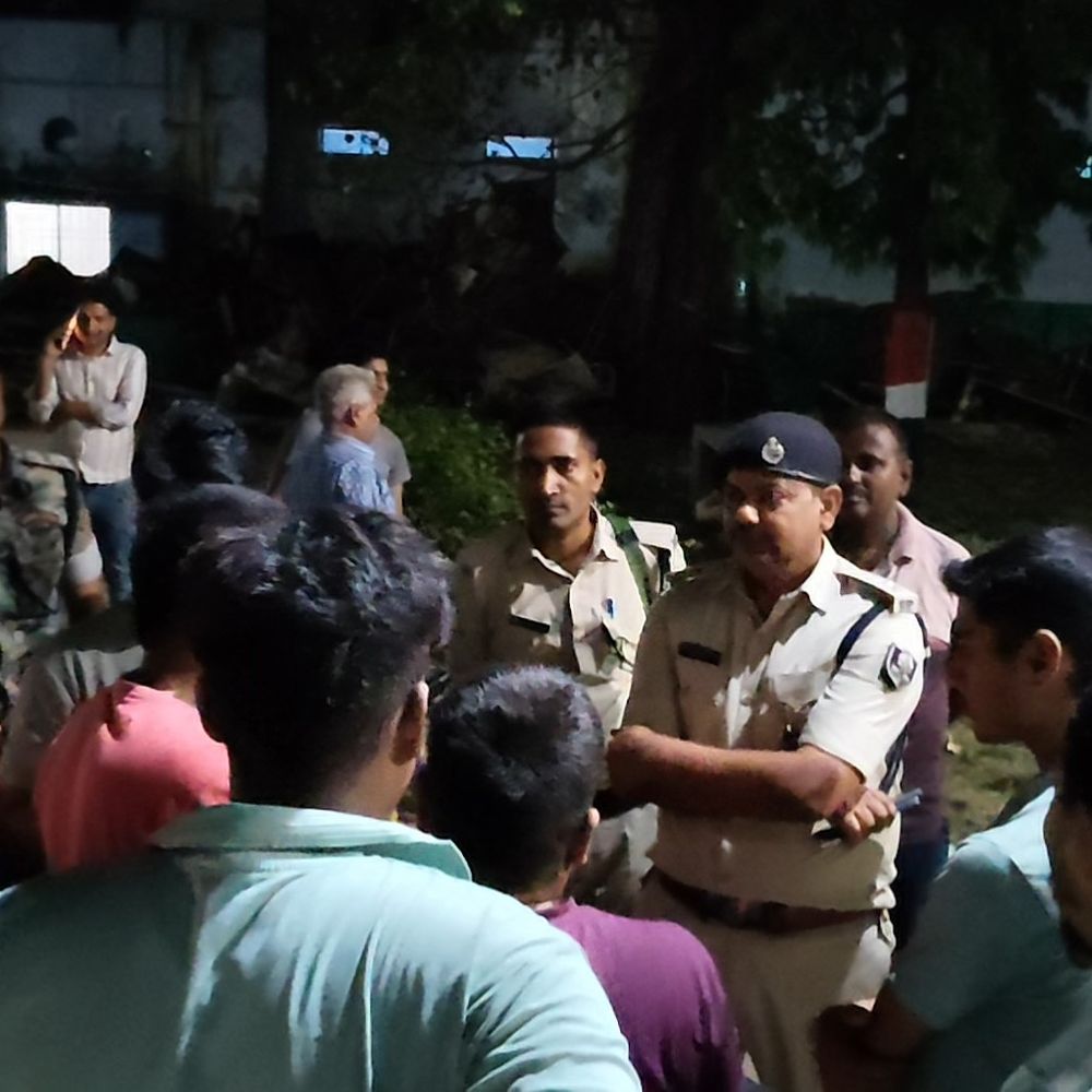 कपड़ा कारोबारी की सड़क हादसे में मौत:नालंदा में सरकारी बस ने कुचला, गुस्साए लोगों ने की गाड़ी में तोड़फोड़