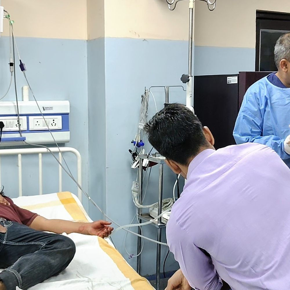 बिहारशरीफ में बदमाशों ने पिता-बेटे को मारी गोली:घायल बोला- कोई झगड़ा नहीं था, अचानक दागी बुलेट, आसपास के लोगों ने नहीं की मदद