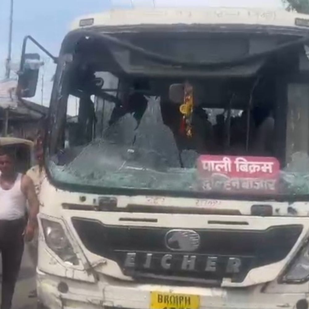 पटना में बस एजेंटों के बीच हिंसक झड़प:सवारी बैठाने को लेकर पथराव, बस के शीशे टूटे, कई यात्री घायल