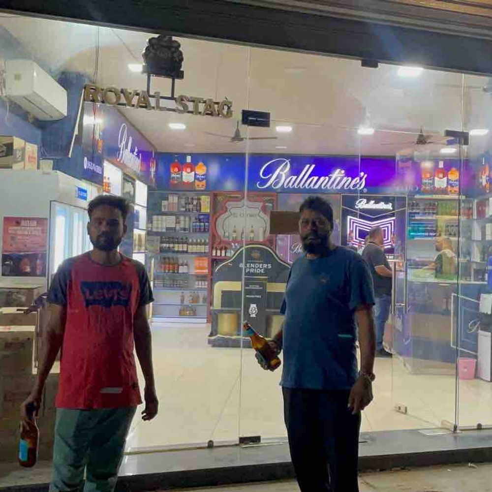 फगवाड़ा में एक्सपायरी बीयर को लेकर हंगामा:ग्राहक ने की शिकायत तो कर्मचारी बोला- अभी तक नहीं कुछ हुआ तो अब क्या होगा