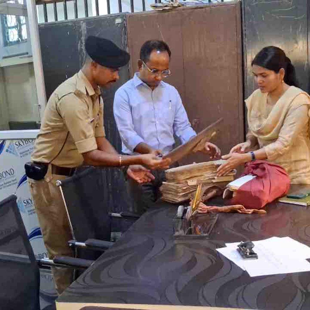 जिलाधिकारी ने नारद संग्रहालय का निरीक्षण किया:नए भवन निर्माण और पांडुलिपि संरक्षण पर दिया जोर