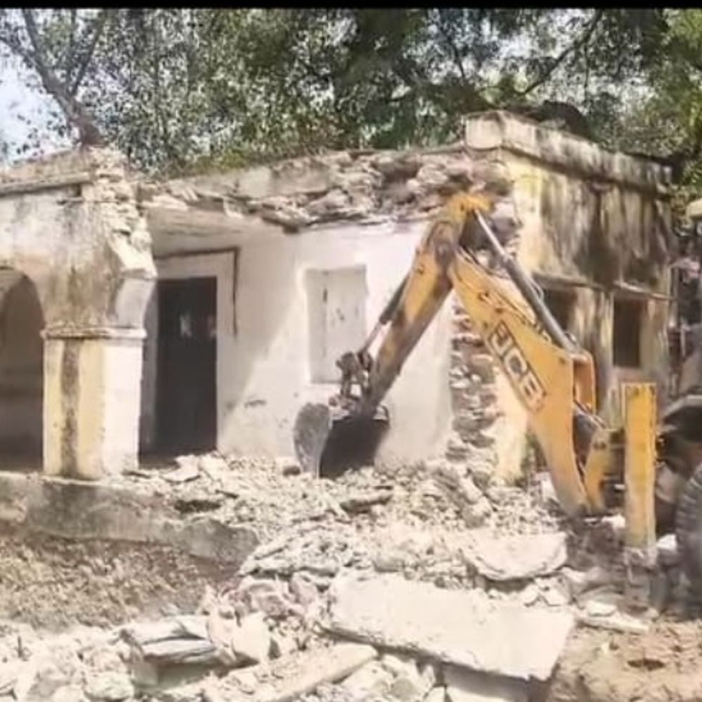 पुरानी कलेक्ट्री में रूरल मार्ट निर्माण का विरोध:भाजपा नेता के नेतृत्व में पहुंचे स्थानीय लोग, प्रदर्शन के बाद काम रोका