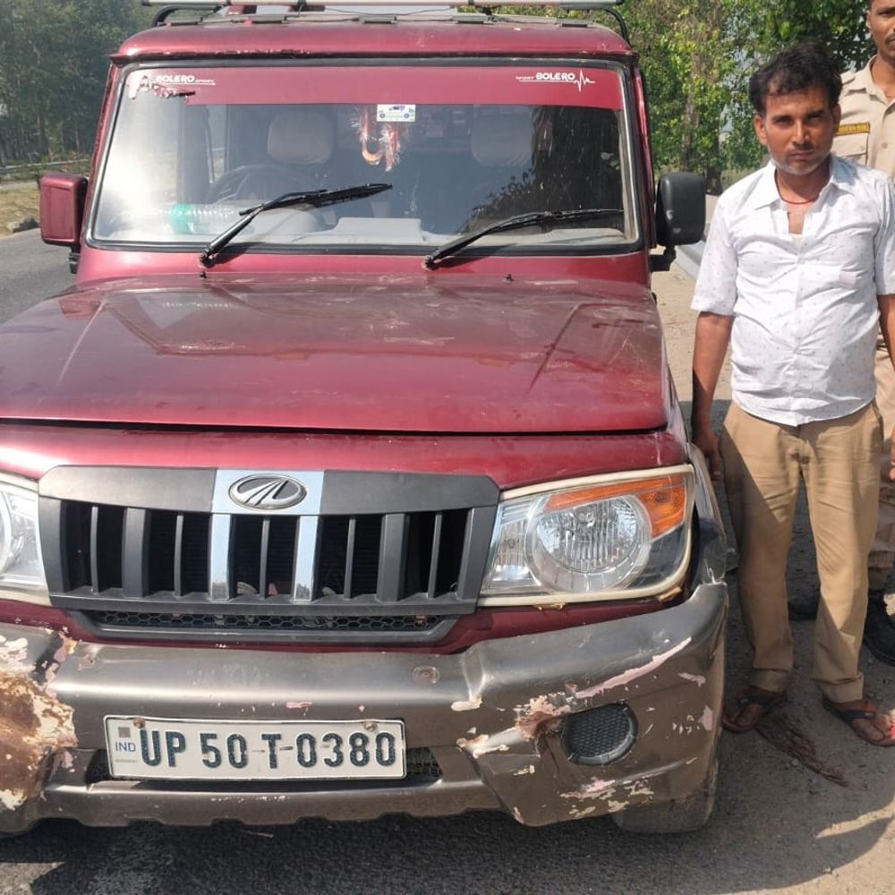 डुमरियाघाट में बोलेरो से अंग्रेजी शराब बरामद, तस्कर गिरफ्तार:विशेष चेकिंग अभियान में पकड़ी गई अवैध शराब, चालक फरार