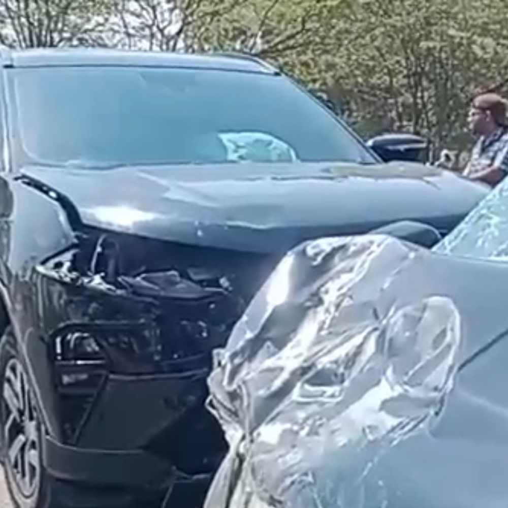 झाबुआ में दो कारों आपस में टकराई, कार सवार सुरक्षित:थांदला के रुण्डीपाड़ा मोड़ पर हादसा, अहमदाबाद से उत्तर प्रदेश जा रहा था परिवार