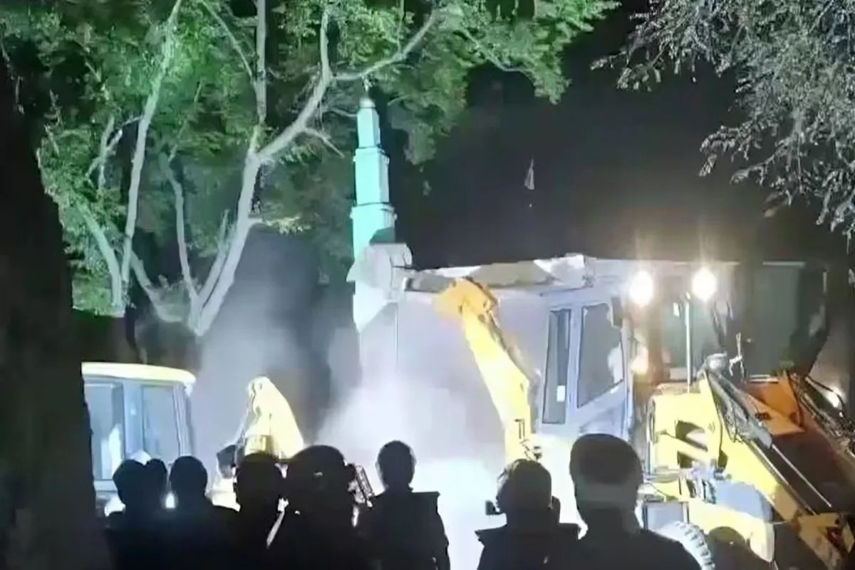 लखनऊ में बुलडोजर एक्शन: सरकारी जमीन पर बनी मस्जिद हटाई, हाई कोर्ट आदेश पर कार्रवाई