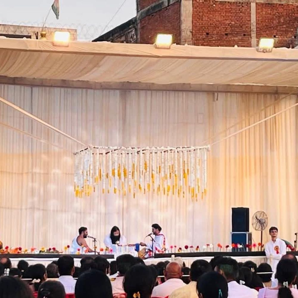 कानपुर में सोमनाथ ज्योतिर्लिंग के मूल अवशेषों के दर्शन:बीएनएसडी शिक्षा निकेतन में उमड़ा आस्था का सैलाब; ‘हर-हर महादेव’ से गूंजा परिसर