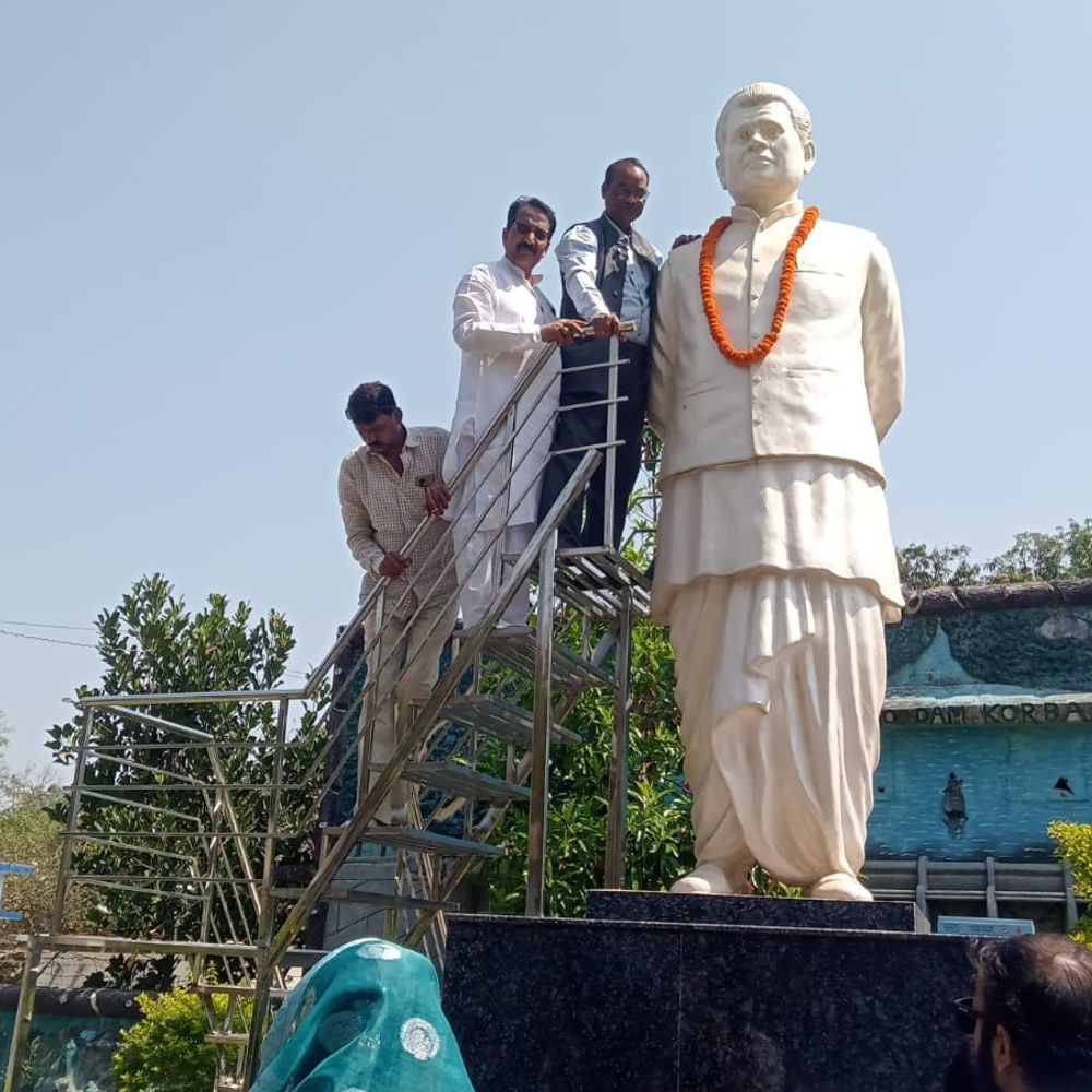 बिसाहूदास महंत जी की जयंती मनाई गई:पेंड्रा नगर पालिका में प्रतिमा पर माल्यार्पण कर दी श्रद्धांजलि