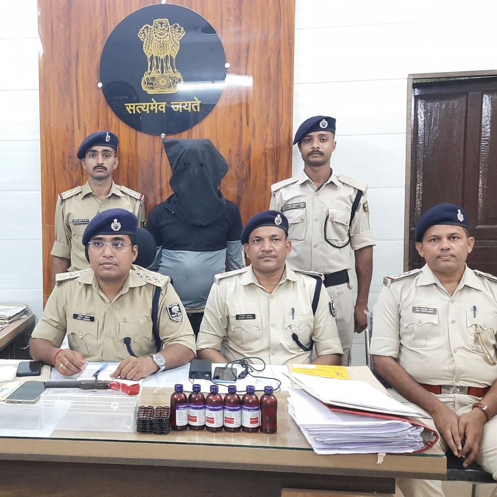 अवैध हथियार-नशीली दवाओं के साथ एक तस्कर गिरफ्तार:मधुबनी पुलिस और एसएसबी की संयुक्त कार्रवाई, 2750 रुपए नेपाली मुद्रा जब्त
