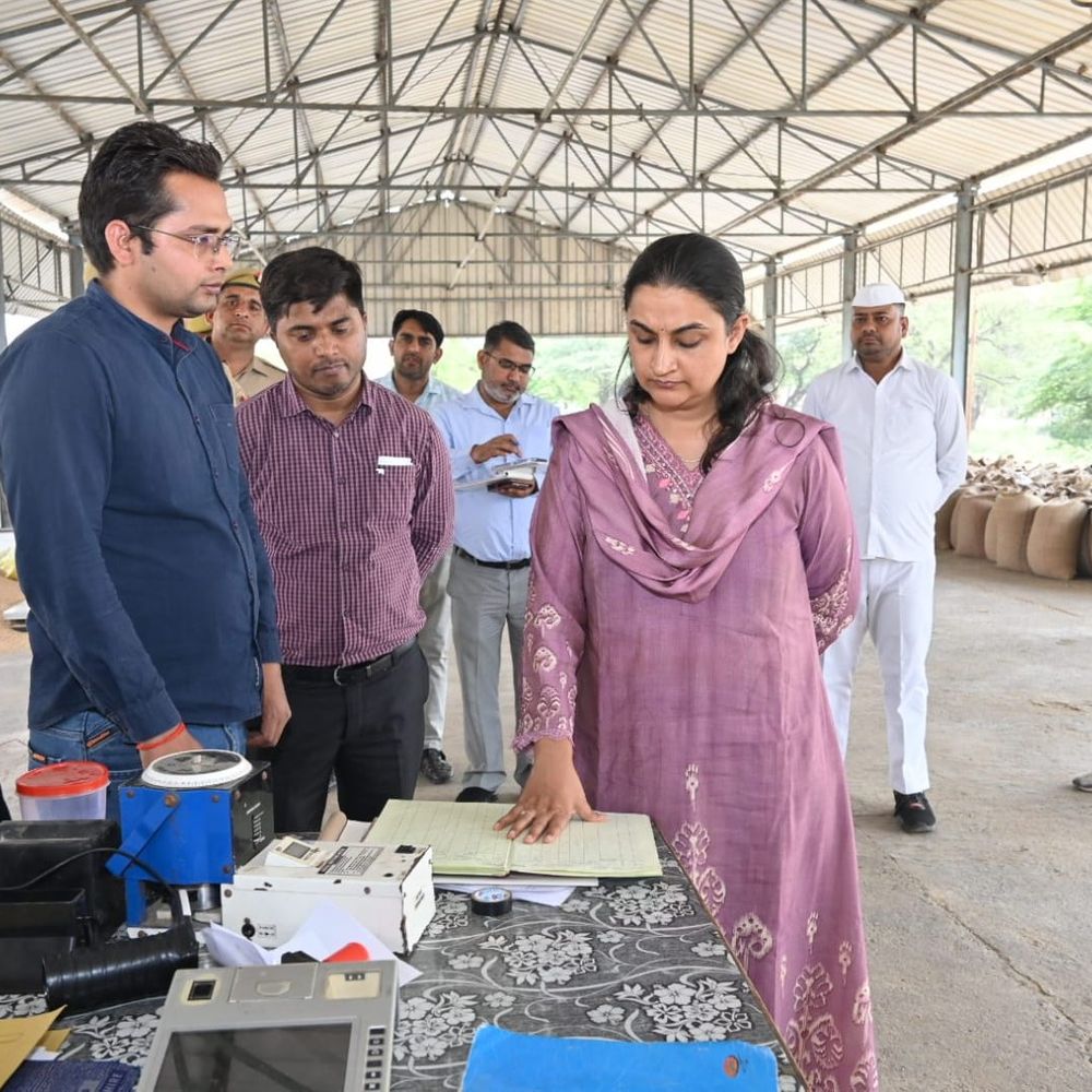 डीएम ने गेहूं क्रय केंद्रों का किया औचक निरीक्षण:शिकारपुर मंडी में अनियमितता पर केंद्र प्रभारी को नोटिस, जवाब मांगा