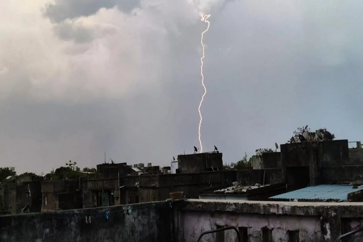 अहमदाबाद समेत गुजरात के कई हिस्सों में बेमौसम बारिश, किसानों की चिंता बढ़ी