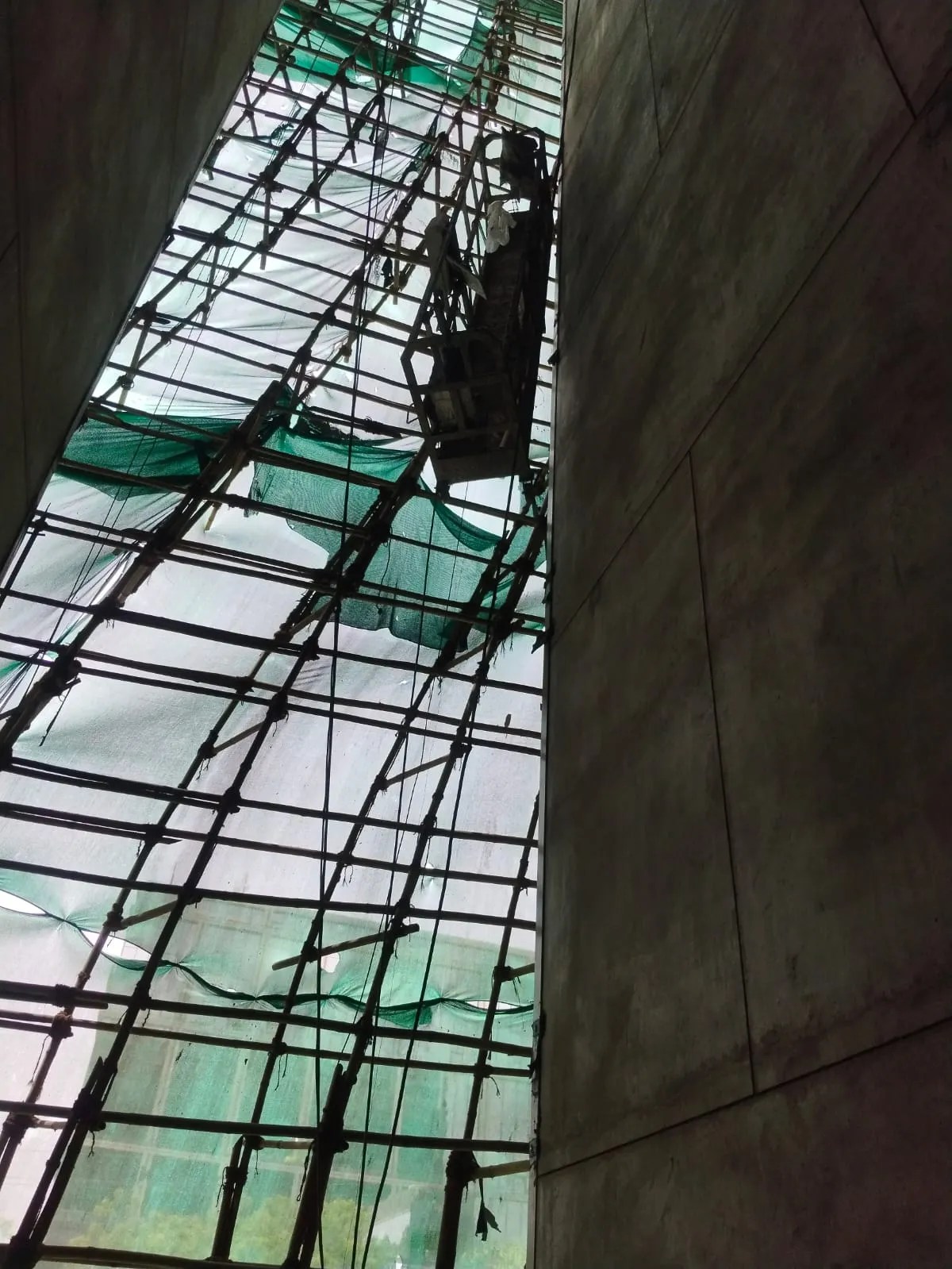 निर्माण स्थल पर कार्य के दौरान मचान टूटने से दो गिरे, सुपरवाइजर की मौत