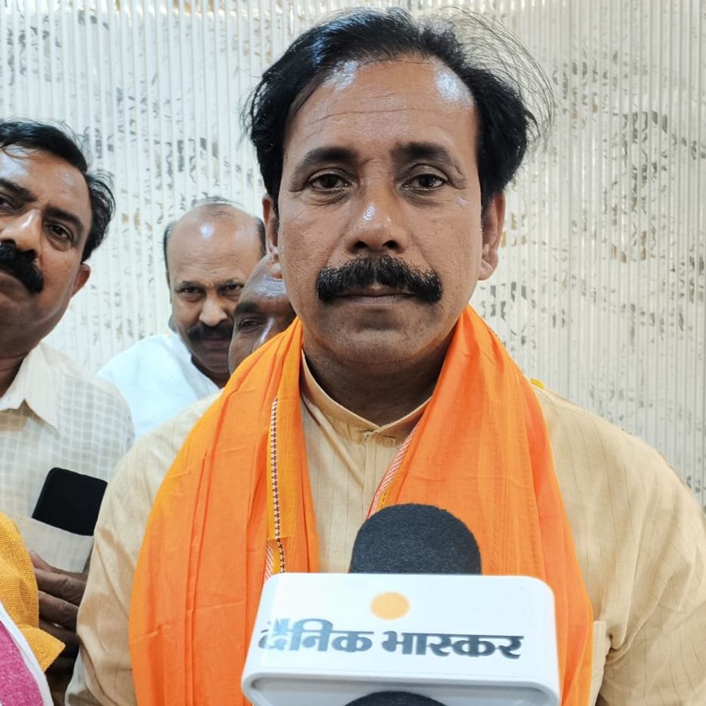 मऊ में अनिल राजभर बोले- मजदूरों से अन्याय नहीं होगा:उपद्रवियों पर होगी कार्रवाई, श्रमिकों की मांगें शासन तक पहुंची