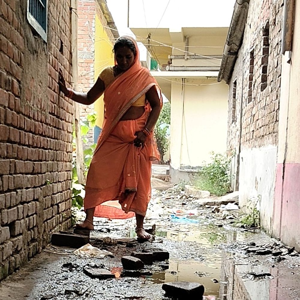 गंदे पानी से होकर लोगों को गुजरना पड़ रहा:जलजमाव और बदबू हर दिन की बनी परेशानी, गंदगी से सड़ने लगा है पानी