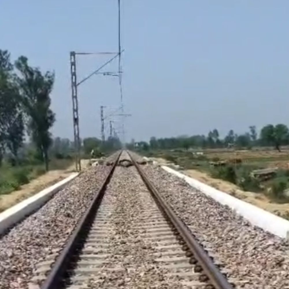 संभल में ट्रेन से कटकर युवक की मौत:गंगा एक्सप्रेस-वे अंडरपास के पास हादसा, सिर के 7 टुकड़े हुए, पैर भी कटकर अलग