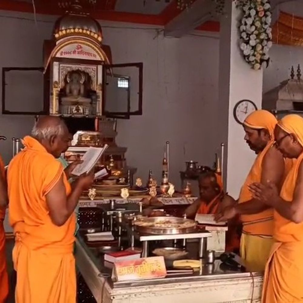 शाजापुर जैन मंदिर में भक्तामर विधान विसर्जन:पंडित मुकेश के निर्देशन में दो दिवसीय कार्यक्रम का शुभारंभ; इंद्र-इंद्राणी बने लाभार्थी