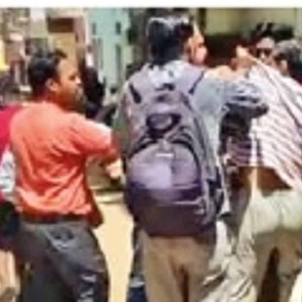 जलकर के लिए कनेक्शन काटने गए उपयंत्री को पीटा