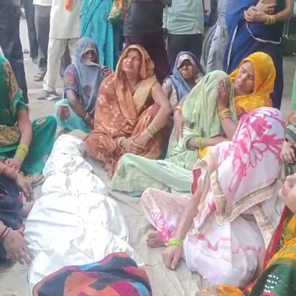 महिला मरीज की मौत, अस्पताल के बाहर शव रखकर हंगामा:फिरोजाबाद में स्वास्थ्य विभाग ने निजी अस्पताल किया सील