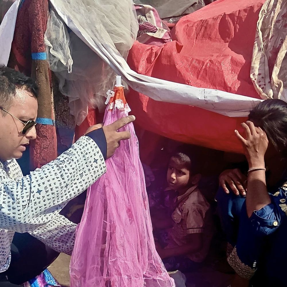 लखनऊ अग्निकांड में पीड़ित परिवारों की मदद:वकील ने झोपड़ियों में पहुंच भोजन, कपड़े और मच्छरदानी बांटे