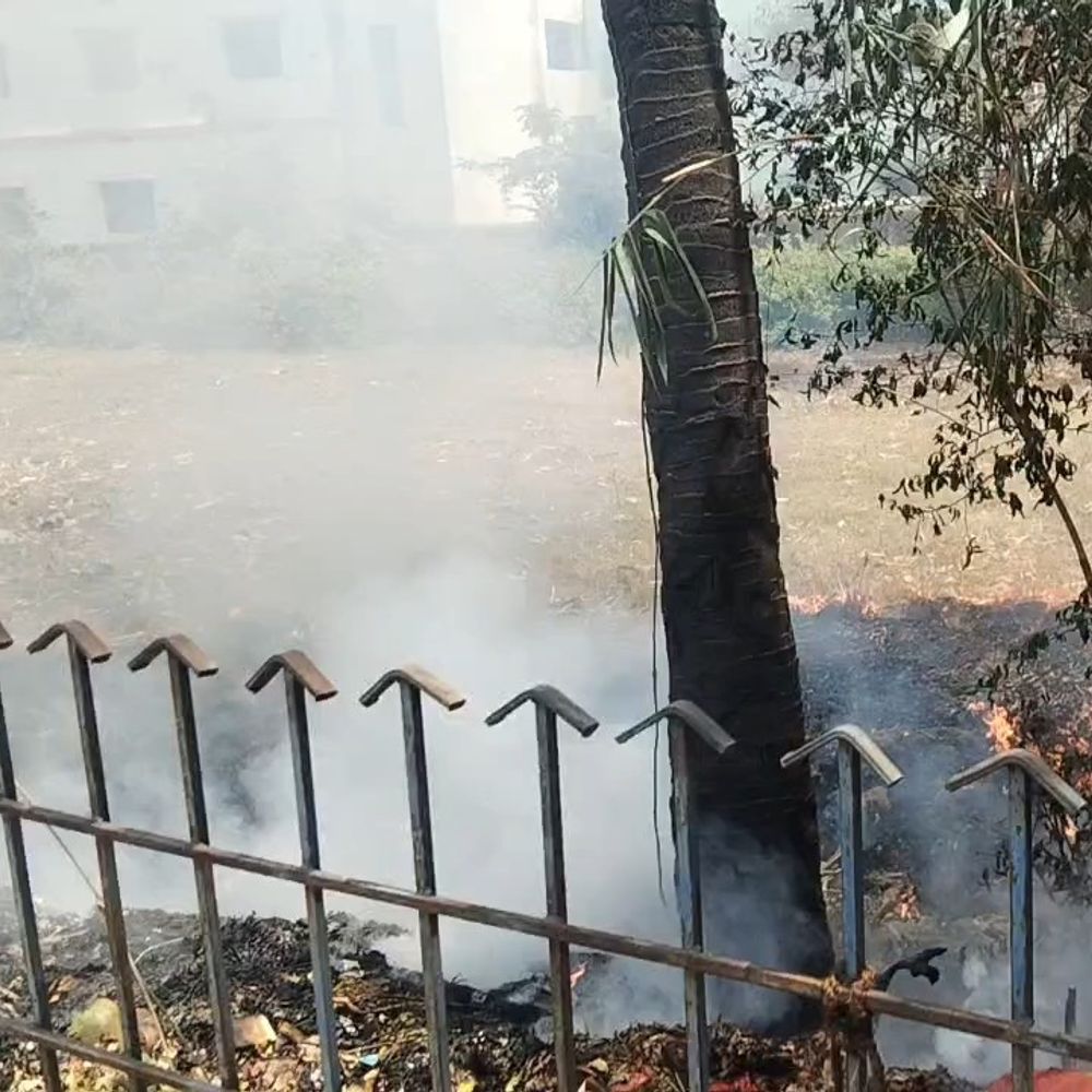 भभुआ सदर अस्पताल के ऑक्सीजन प्लांट के पास आग:कैमूर में फायर ब्रिगेड ने समय रहते काबू पाया, प्लांट सुरक्षित