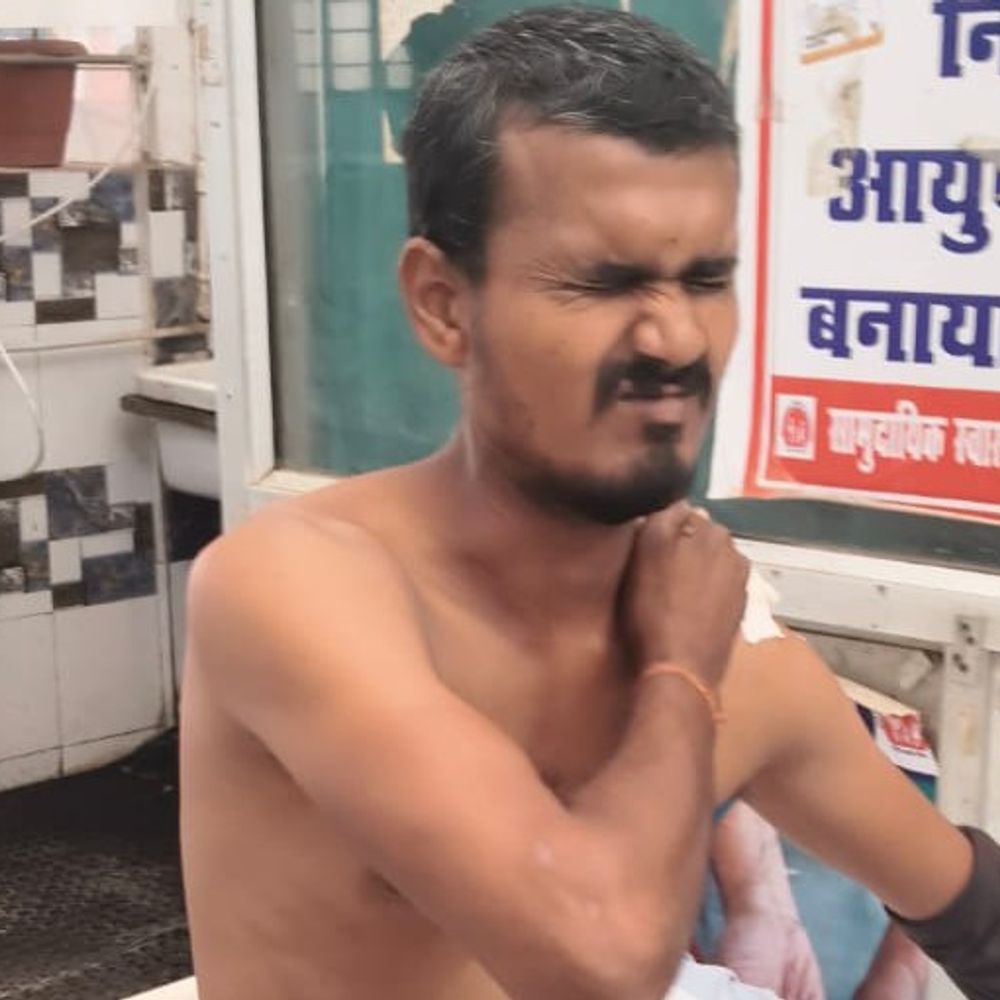 नवाही में बाइक सवार युवक गंभीर रूप से घायल:मोटर साइकिल अनियंत्रित होने से गिरा, सदर अस्पताल रेफर