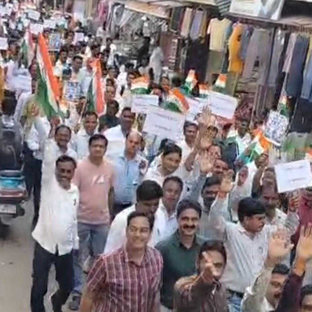 दतिया में टीईटी मामले में शिक्षकों की रैली:सुप्रीम कोर्ट में रिव्यू पिटीशन की मांग, पीतांबरा पीठ को ज्ञापन दिया