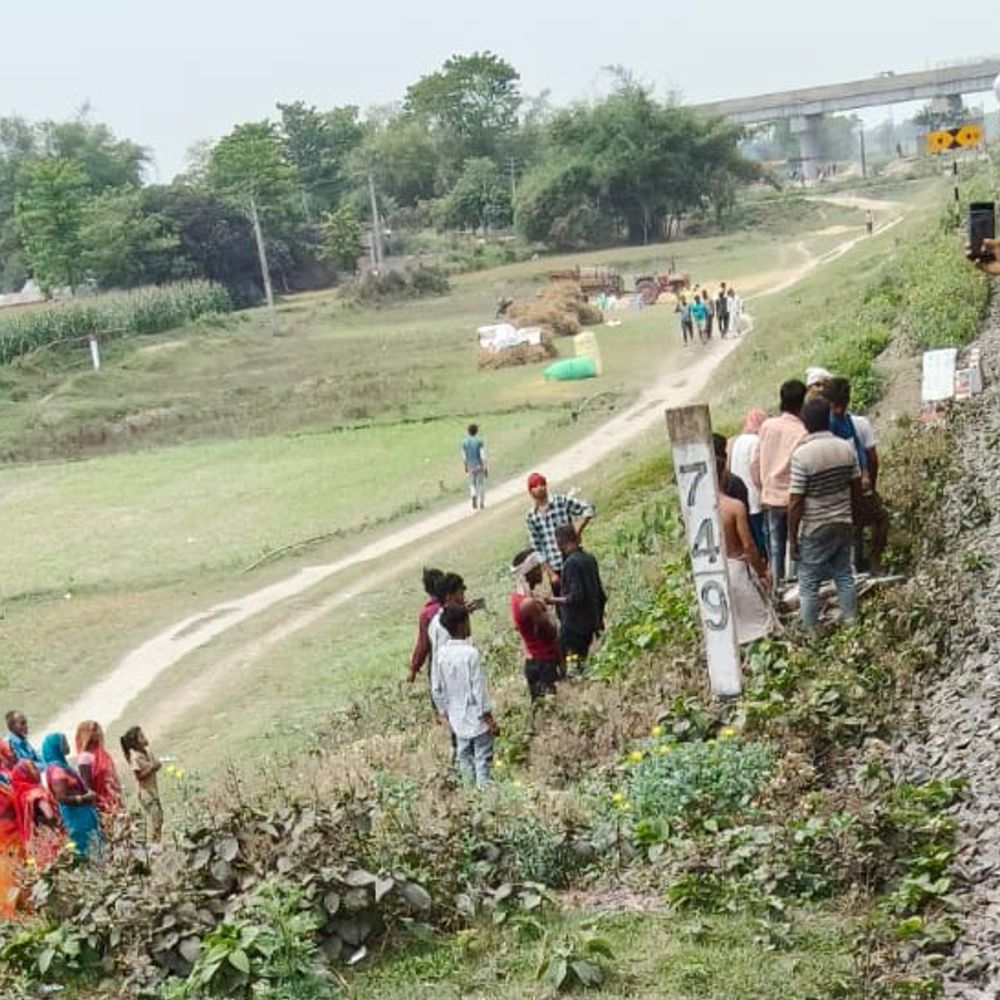 सहरसा पूर्णिया रेलखंड के बीच ट्रेन से टकराई बाइक:अवैध क्रॉसिंग पर फंसी थी गाड़ी, बड़ा हादसा टला