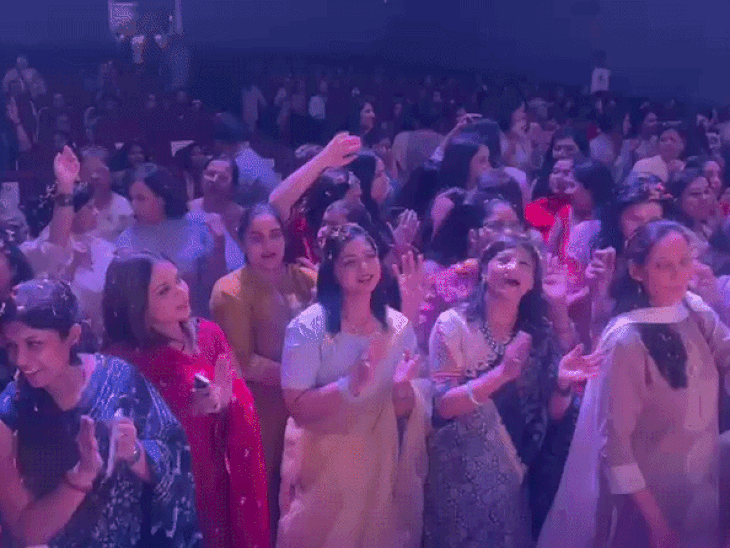 आगरा में हुआ “डिवोशन बियोंड बाउंड्रीज” भजन कॉन्सर्ट:’हरे कृष्ण हरे कृष्ण’ से गूंजा हॉल, संकीर्तन में झूमे श्रद्धालु