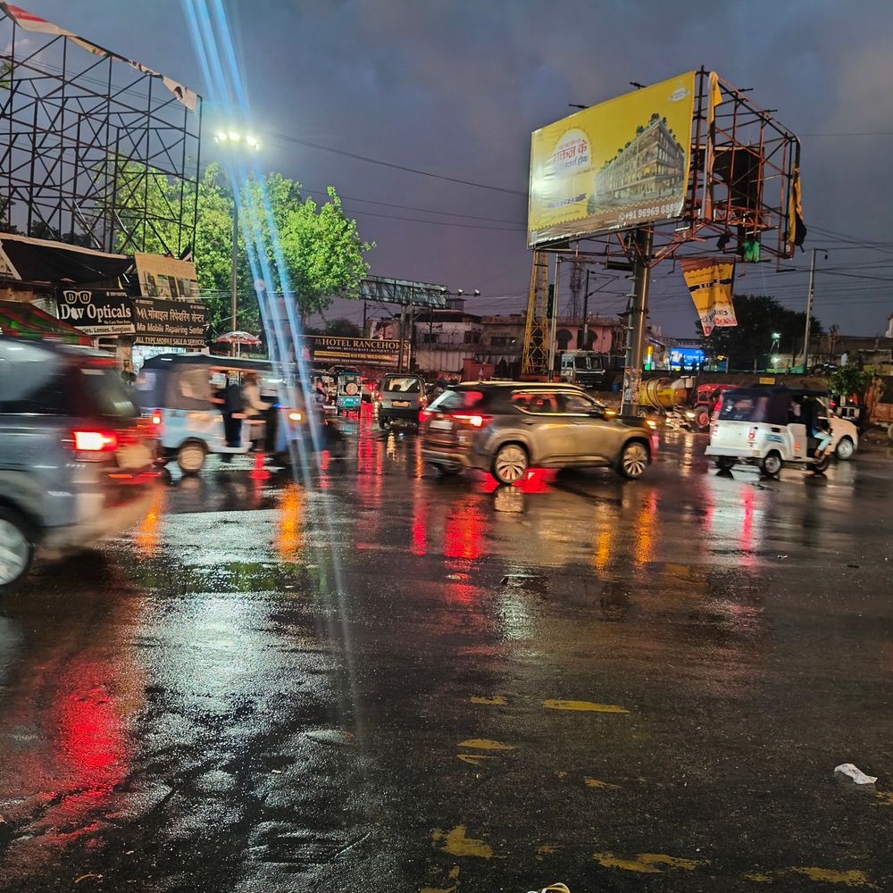 मथुरा में अचानक बदला मौसम:तेज गर्जना संग झमाझम बारिश, तापमान गिरा; फसलों को नुकसान