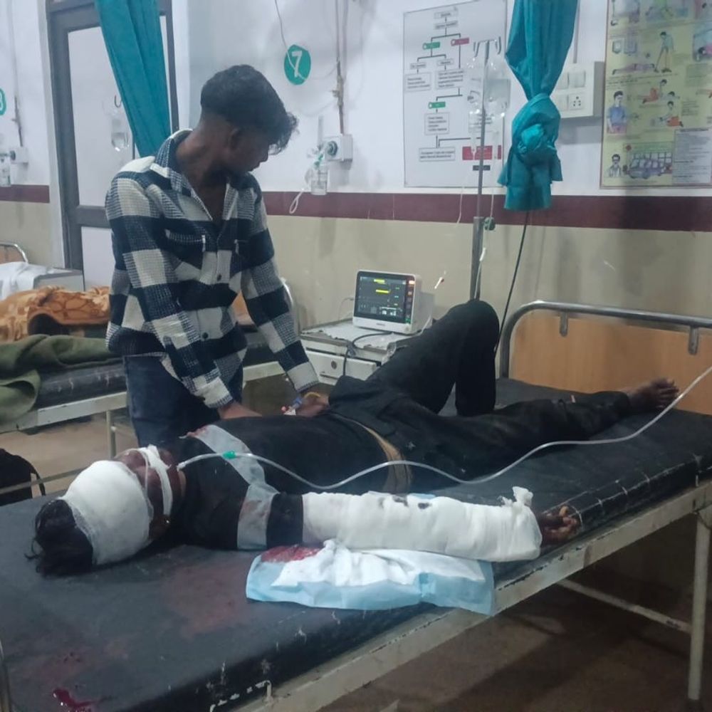 सीधी में स्कॉर्पियो-बाइक की भिड़ंत, दो युवक घायल:एक का हाथ काटने की नौबत; टोल प्लाजा से लौटते समय हादसा