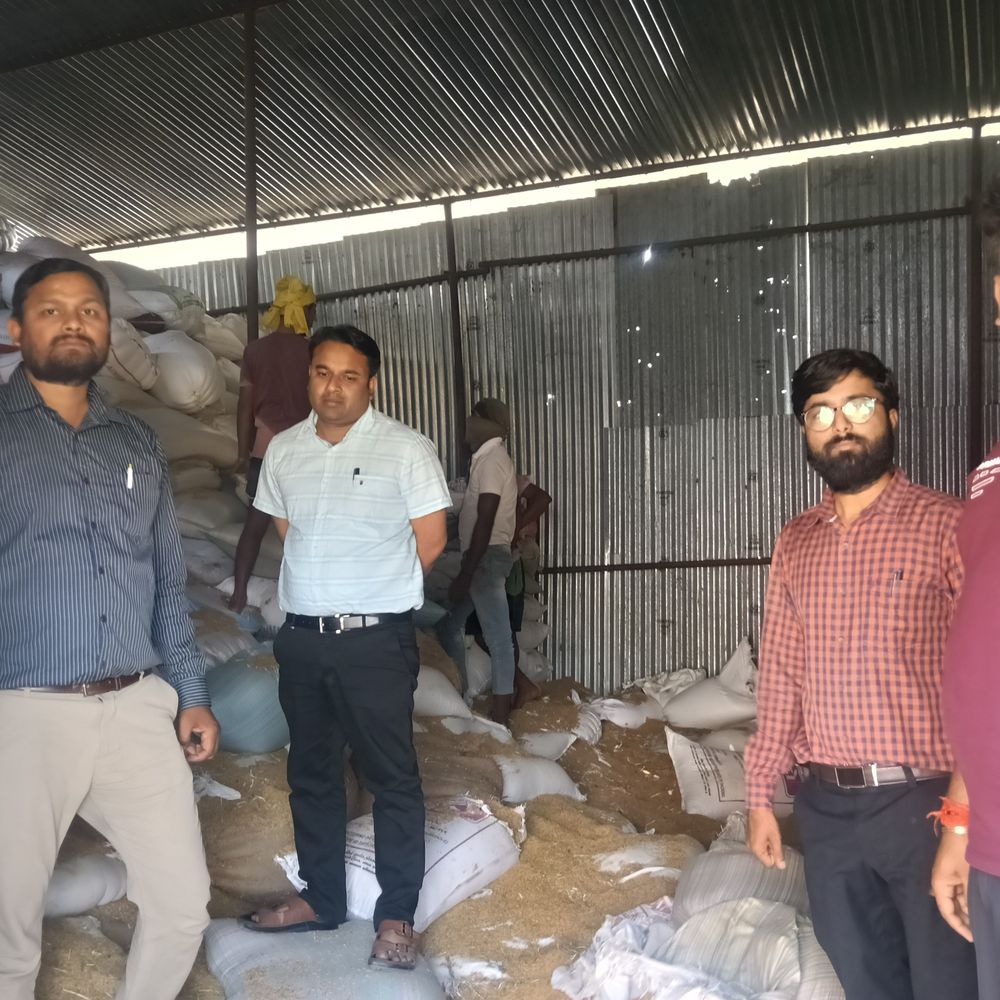 कोंच में अधिकारियों ने पैक्स गोदामों का किया औचक निरीक्षण:रजिस्टर और बोरियों की गिनती की गई, अनियमितता पर नजर