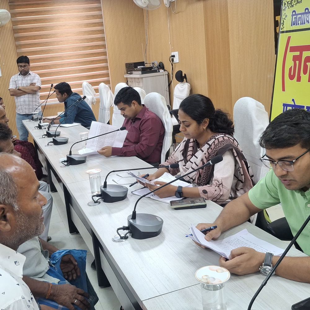 सुपौल कलेक्ट्रेट में लगा जनता दरबार, 35 आवेदनों पर कार्रवाई:भूमि, सामाजिक सुरक्षा और राशन कार्ड के मामले आए; DM बोले-हो निपटारा