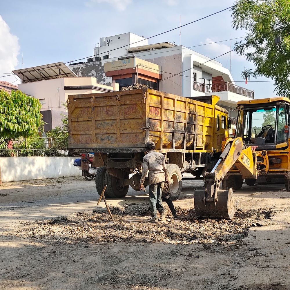 ग्वालियर में पार्षद के धरने के बाद सड़क निर्माण शुरू:बसंत बिहार कॉलोनी में लंबे समय से जर्जर थी सड़क, गड्ढे में बैठकर दिया था धरना
