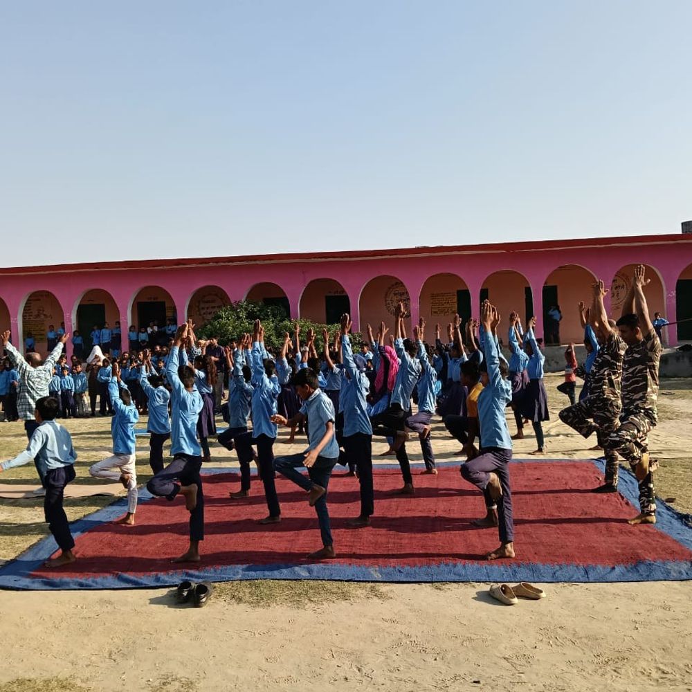 घुरना में SSB ने योग कार्यक्रम आयोजित किया:अंतर्राष्ट्रीय योग दिवस पर जवानों, बच्चों और ग्रामीणों को योगाभ्यास कराया